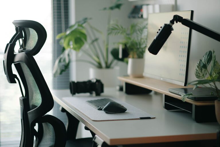 Tips for Choosing a Comfortable Desk Chair That Supports Your Work
